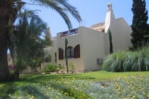 Property grounds - El Rancho 145 La Manga Club, 4 bed/3 bath villa, child friendly, free WiFi (Atamaría)