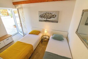 3 bedrooms, iron/ironing board, travel cot, free WiFi - Charming 3-bedroom estate with a pool and spa in perfect  location, Kameni Dvori (Dubrava Kod Šibenika)