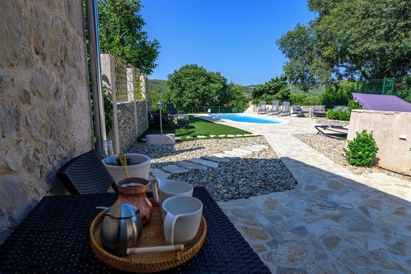 Outdoor dining - Charming 3-bedroom estate with a pool and spa in perfect  location, Kameni Dvori (Dubrava Kod Šibenika)