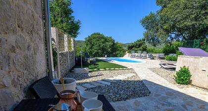 Charming 3-bedroom estate with a pool and spa in perfect location, Kameni Dvori