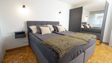 Escritorio, tabla de planchar con plancha, wifi gratis y ropa de cama