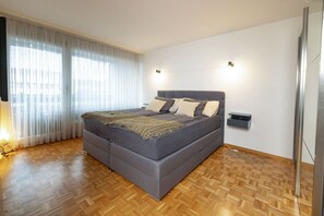 Bureau, fer et planche à repasser, Wi-Fi gratuit, draps fournis