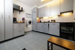 Réfrigérateur, micro-ondes, four, lave-vaisselle