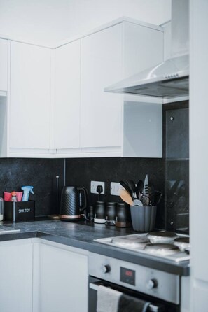 ثلاجة، ميكروويف، موقد طهي مسطح، غسالة أطباق