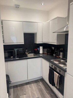 Kjøleskap, mikrobølgeovn, kokeplater og oppvaskmaskin