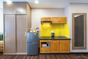 Geladeira grande, micro-ondas, fogão, cooktop