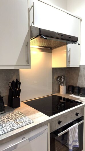 Kjøleskap, mikrobølgeovn, ovn og kokeplater