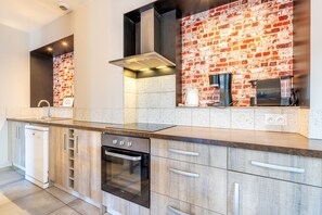 Kühlschrank, Mikrowelle, Ofen, Herdplatte