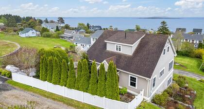 Oceanside Oasis: 3 BR, 2.5 BA House in Bailey Island, Sleeps 6