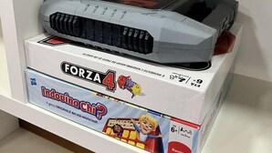 A game box labeled "FORZA 4" and "Indovina Chi?" on a shelf. - Modern house in Mestre with direct streetcar to Venice (Venezia)