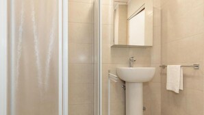 A bathroom with a glass shower enclosure, a pedestal sink, and a towel rack. - Modern house in Mestre with direct streetcar to Venice (Venezia)