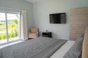 Villa - havudsigt | Pengeskab på værelset, arbejdsområde til bærbare computere