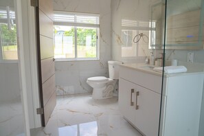 Bathroom - Paradise Suite (Nevis)