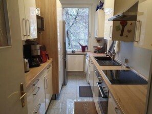 Kühlschrank, Mikrowelle, Ofen, Herdplatte