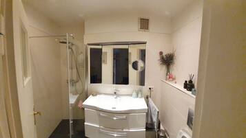 Dusche, Haartrockner, Handtücher