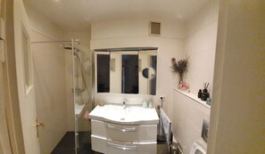 Dusche, Haartrockner, Handtücher