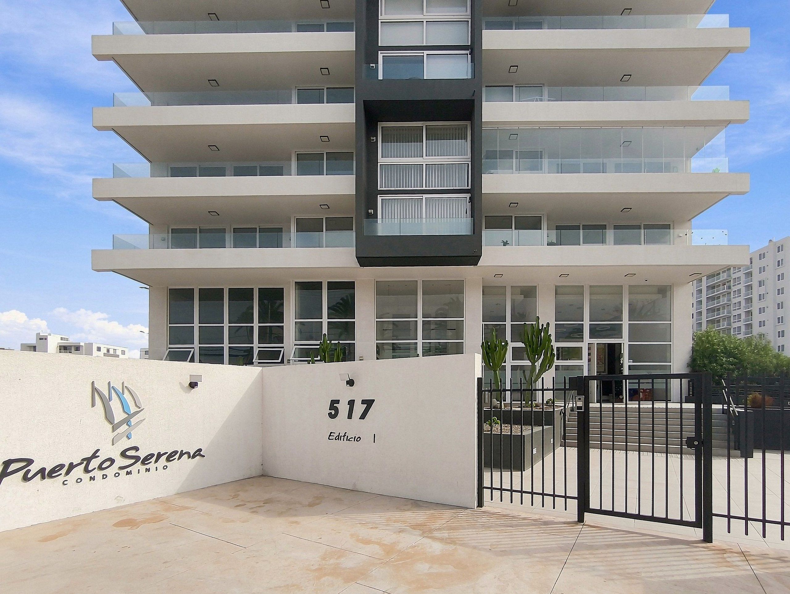 Un immeuble à plusieurs étages, doté d’une architecture moderne, avec des balcons et de grandes fenêtres.