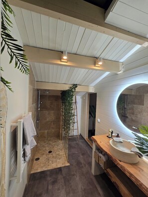 Douche, sèche-cheveux, serviettes fournies, savon