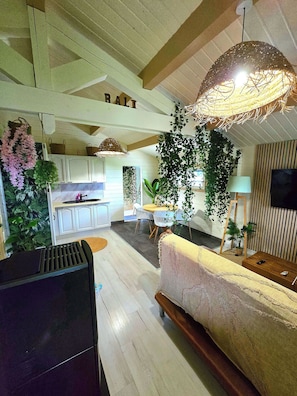 Interior - A change of scenery, exoticism & romance at the Chalet du Léman (Massongy)