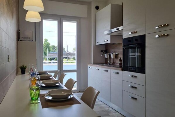 Kühlschrank, Mikrowelle, Geschirrspüler