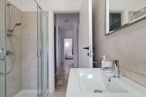 Dusche, Bidet, Shampoo