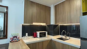 Suite Grand, 1 habitación, con acceso al salón lounge del club, vista a la alberca | Cocina privada | Refrigerador con congelador, microondas, horno y parrilla de estufa