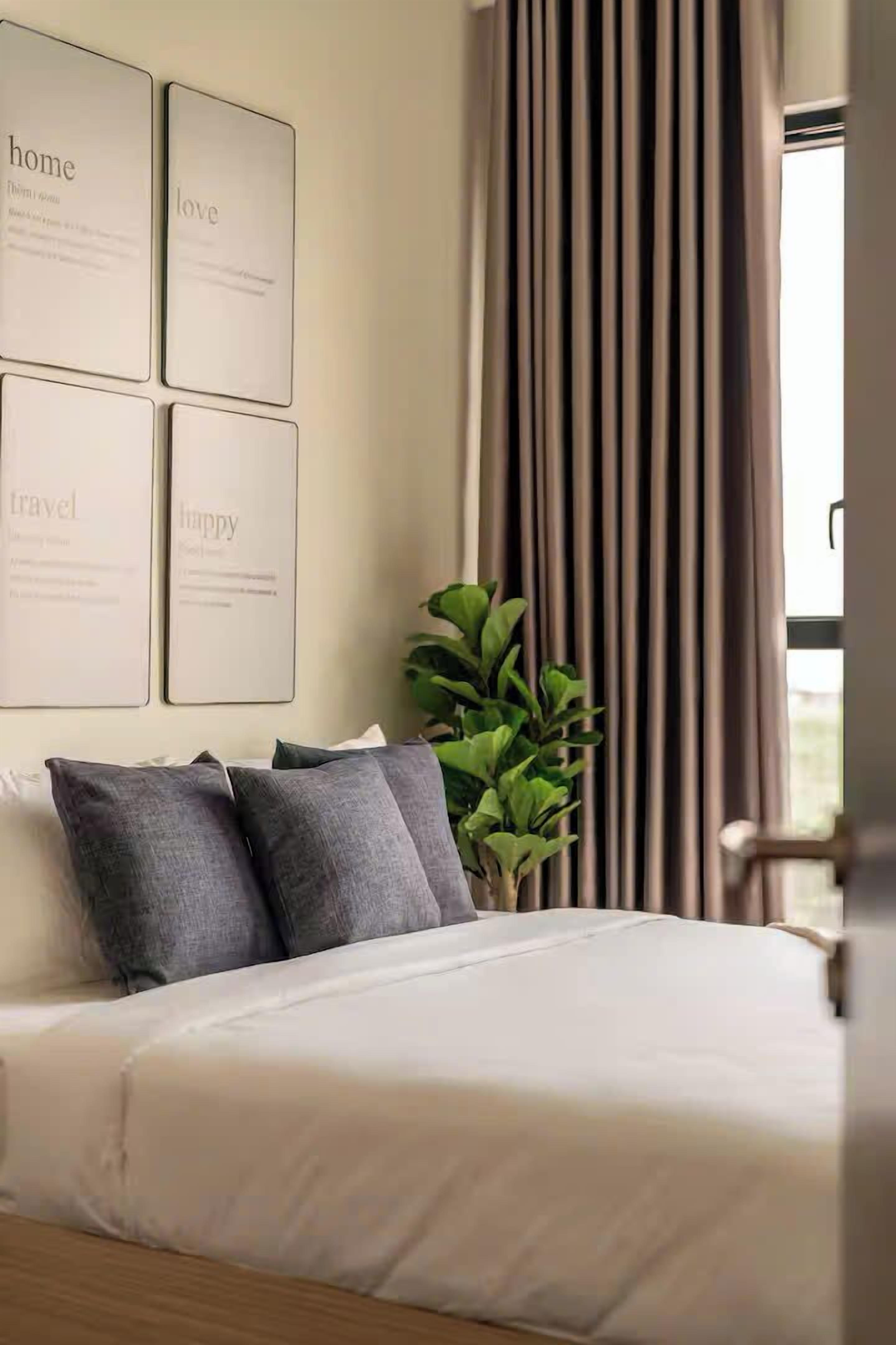 Grand Suite, 1 Bedroom, Club Lounge Access, Pool View | Egyptian cotton sheets, premium bedding, down comforters