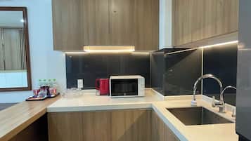 Suite Premier, 2 camere da letto, accesso al Club Lounge, vista piscina | Cucina privata | Frigorifero con congelatore, microonde, forno, piano cottura