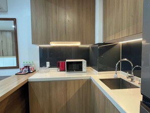 Suite Premier, 2 camere da letto, accesso al Club Lounge, vista piscina | Cucina privata | Frigorifero con congelatore, microonde, forno, piano cottura