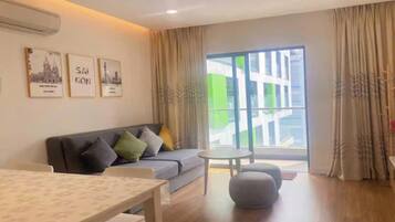 Suite familiar, 3 habitaciones, Acceso al salón del club, vistas a la piscina | Sábanas de algodón egipcio y ropa de cama de alta calidad