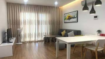 Grand Suite, 1 Bedroom, Club lounge access, Pool View