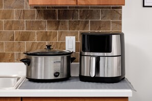 Køleskab, mikrobølgeovn, kaffe-/temaskine, brødrister