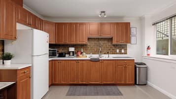 Fridge, microwave, coffee/tea maker, toaster