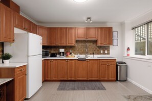 冷蔵庫、電子レンジ、コーヒー / ティーメーカー、トースター