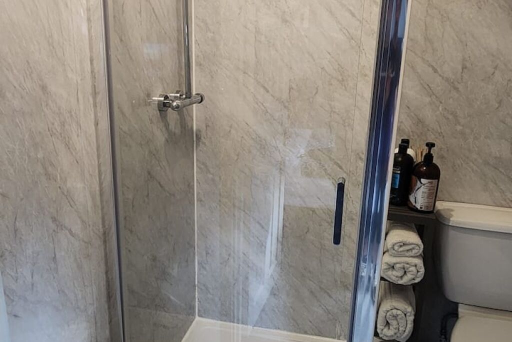 Doccia, asciugacapelli, asciugamani, sapone