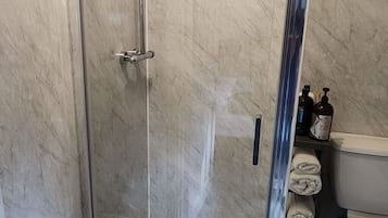 Doccia, asciugacapelli, asciugamani, sapone