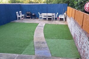 Outdoor dining - Serene Homes Sheffield | Peaceful Ensuite Velux Room for Rest & Focus (Sheffield)