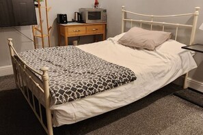 1 bedroom, iron/ironing board, free WiFi, bed sheets - Serene Homes Sheffield | Peaceful Ensuite Velux Room for Rest & Focus (Sheffield)