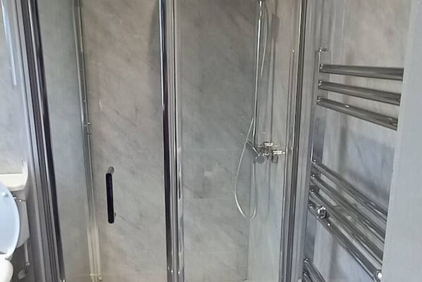 Douche, sèche-cheveux, serviettes fournies, savon