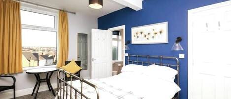 Tabla de planchar con plancha, wifi y ropa de cama