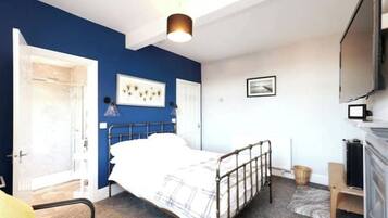 Iron/ironing board, WiFi, bed sheets