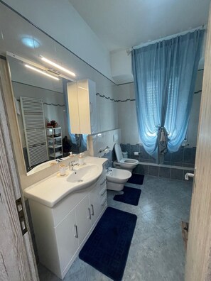Shower, hair dryer, bidet, towels - Our Lady of the Anchor (Sassuolo)