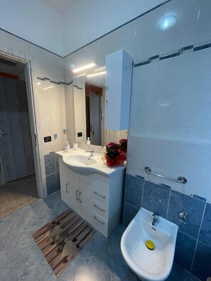 Shower, hair dryer, bidet, towels - Our Lady of the Anchor (Sassuolo)