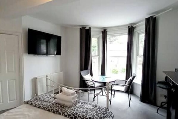 Strykjärn/strykbräda, wi-fi och sängkläder