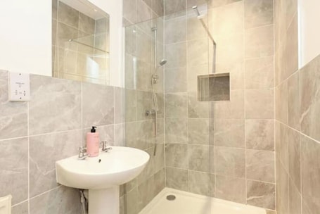 Shower, hair dryer, towels, soap. Spacious & Serene Ensuite Room with Bay Window | Peaceful Sheffield Retreat