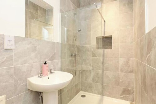 Spacious & Serene Ensuite Room with Bay Window | Peaceful Sheffield Retreat
