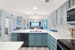 Fridge, microwave, oven, stovetop - Summerchase 1007 by Liquid Life (Orange Beach)