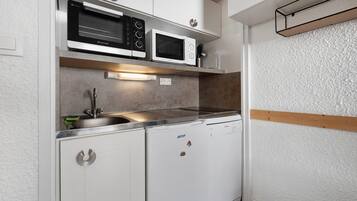 Frigorífico, microondas, horno y placa de cocina