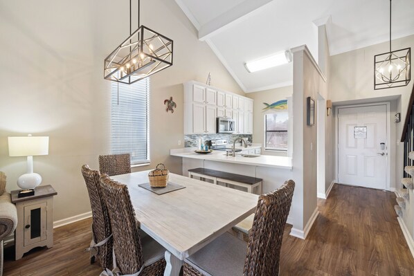 Dining - Mariner Lakes 46 by Liquid Life (Orange Beach)