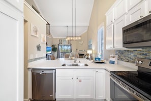 Fridge, microwave, oven, stovetop - Mariner Lakes 46 by Liquid Life (Orange Beach)